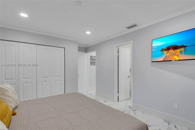 Building Photo - 895 W 39th Pl