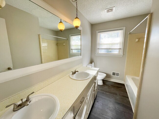 Building Photo - 306 Lloydwood Dr