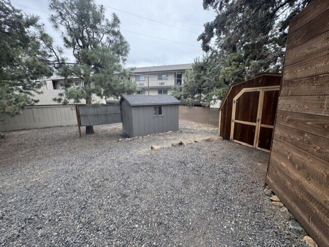 Building Photo - Fantastic location just steps from the Deschutes River and 1st St Rapids Park