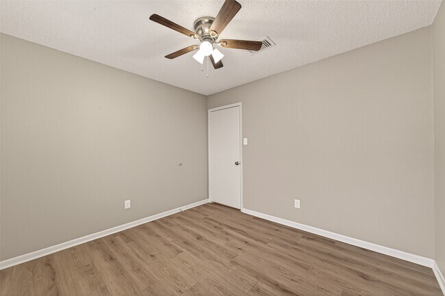 Building Photo - 4251 Southchase Ln