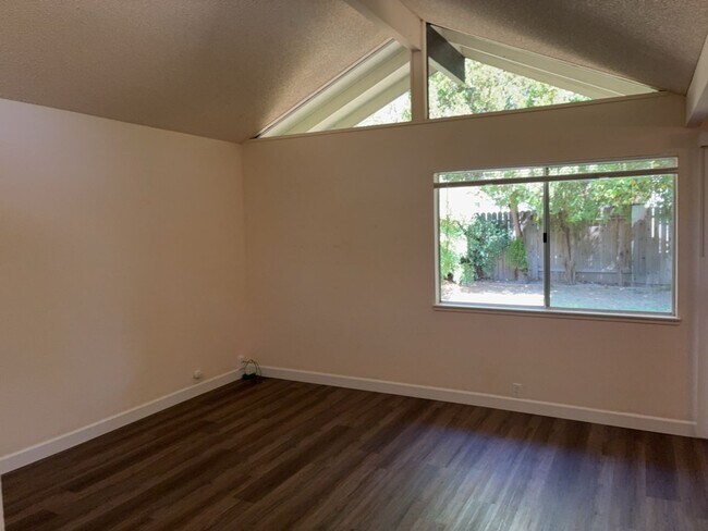 Building Photo - 3 bedroom duplex in North Davis