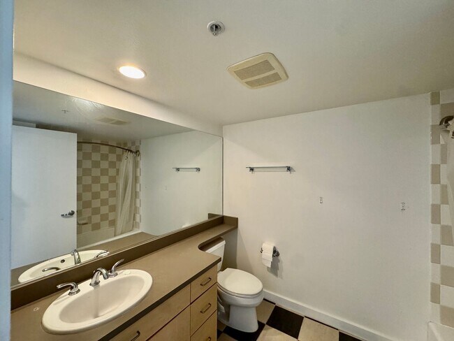 Building Photo - DT Bellevue Condo