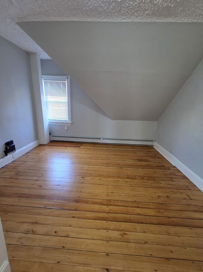 Building Photo - Woodbine St(15)-N