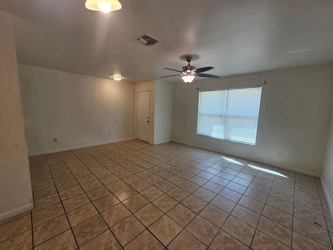 Building Photo - Location Location Location of this nice 3 ...