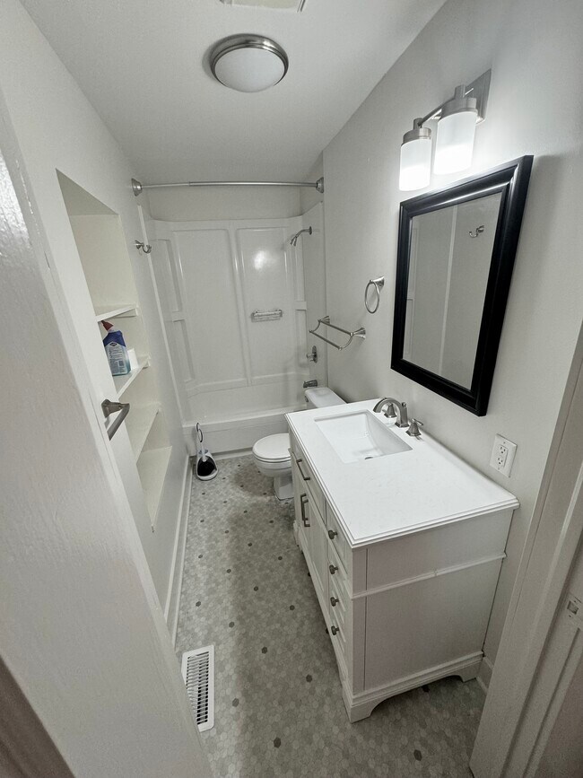 Building Photo - 1005 N Waco Ave