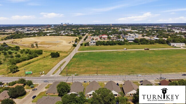 Building Photo - 3116-3118 S Cherry Ln