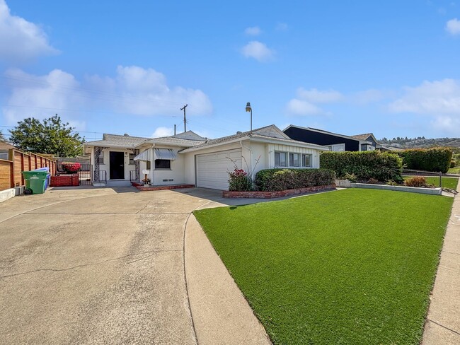 Primary Photo - Beautifully Upgraded 2B/2BA House W/ 2-Car...