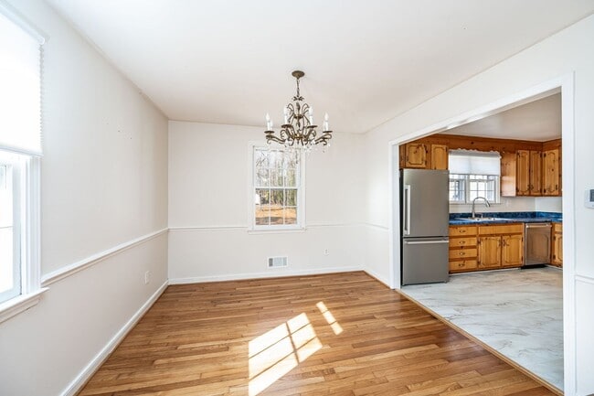 Building Photo - Spacious Chesterfield Home Move In Ready