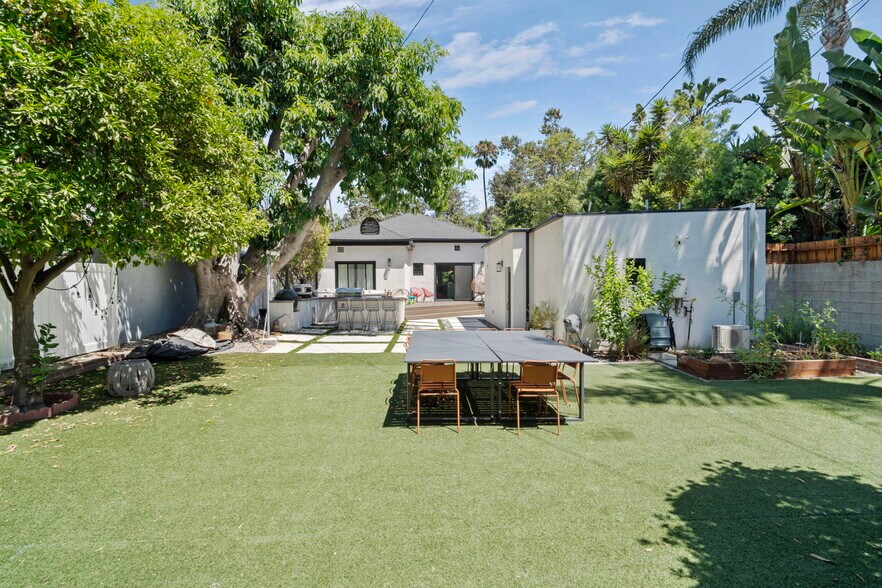 Building Photo - 11038 Blix St