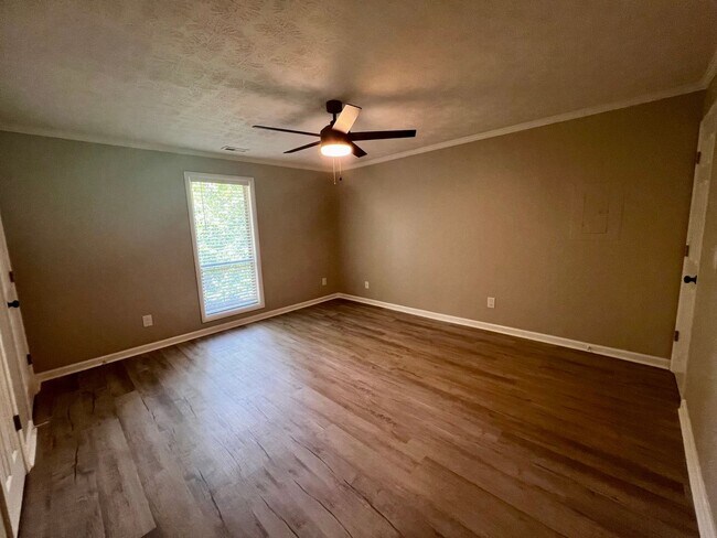 Building Photo - 5853 Century Oaks Dr