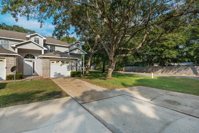 Building Photo - "Charming 2-Bed Townhouse Retreat with 2.5 Baths on Tooke Street!"