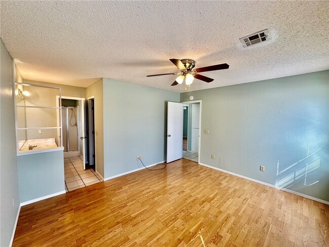 Building Photo - 639 E Hwy 264