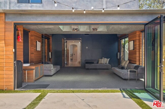 Building Photo - 835 Superba Ave