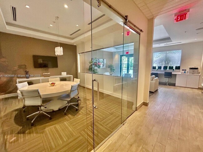 Building Photo - 999 SW 1st Ave