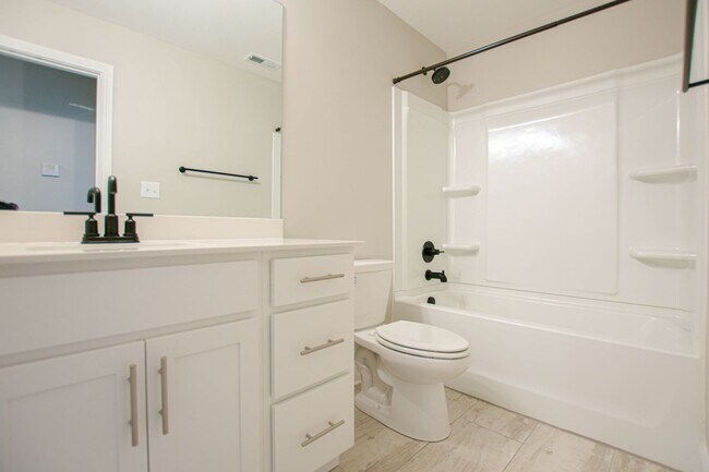 Building Photo - Pet Friendly Four Bedroom with Bonus!