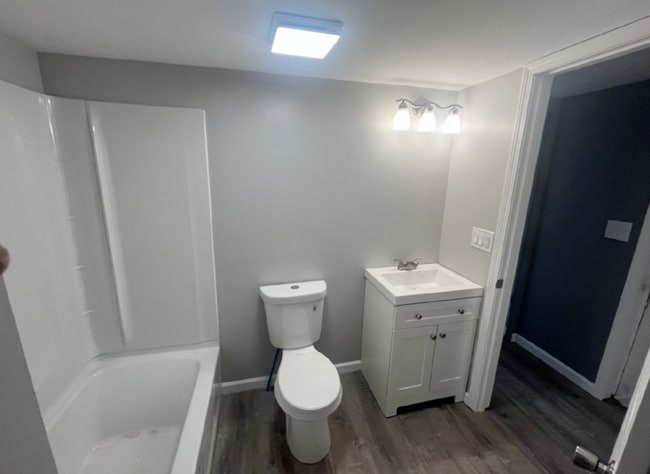 Building Photo - 222 Garlands Private Dr