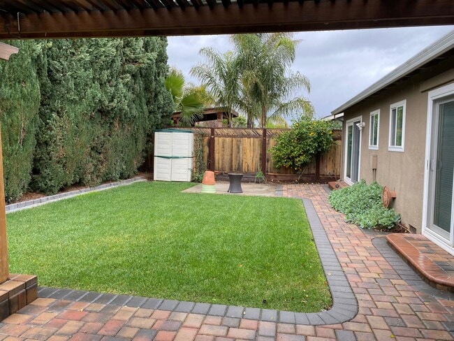 Building Photo - Well maintained 3 bed 2 bath home in Thousand Oaks neighborhood available!