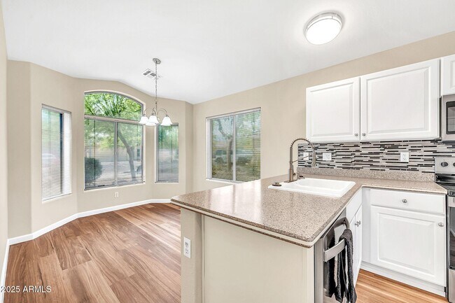 Building Photo - 3124 E Roveen Ave