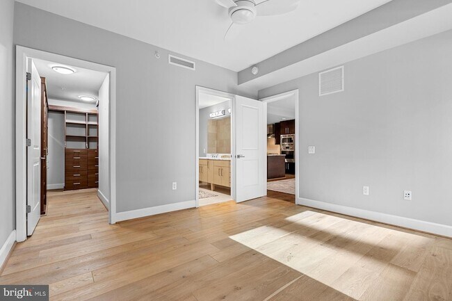 Building Photo - 7171 Woodmont Ave