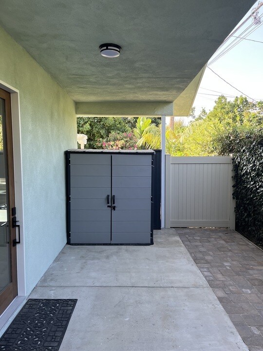 Building Photo - 4415 Stanbridge Ave