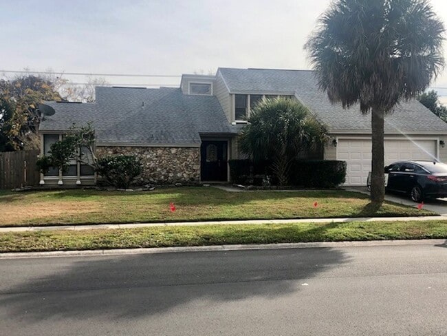 Building Photo - MOVE IN NOW! 4x3 Screened in pool home!!! ...
