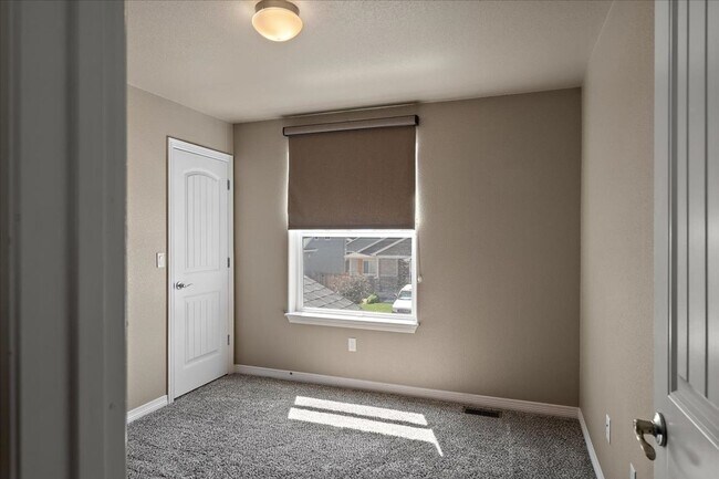 Building Photo - Beautiful 4 Bed 3 Bath in Lorson Ranch!!!