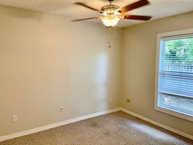 Building Photo - Longwood - 3 Bedroom, 2 Bathroom - $2,325.00