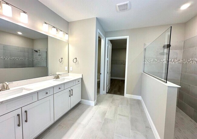 Building Photo - 2122 Divot Dr