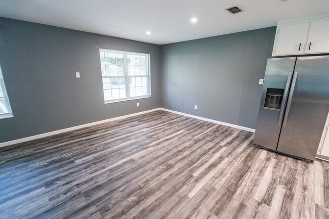 Building Photo - 2013 Shady Oaks Dr