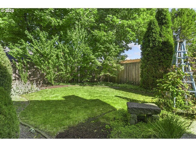 Building Photo - 3-Bedroom Home with Granite Kitchen, Family Room & Private Deck