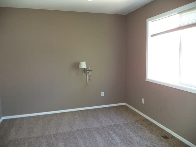 Building Photo - 3 bedrooms plus loft!  Main Floor Master plus so much more!