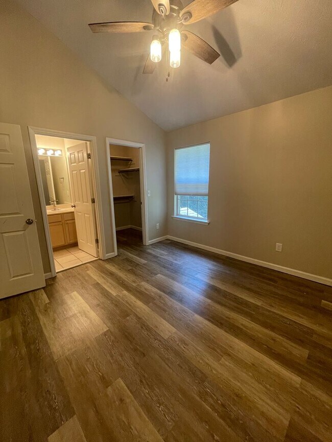 Building Photo - 515 Lakebrink Ct