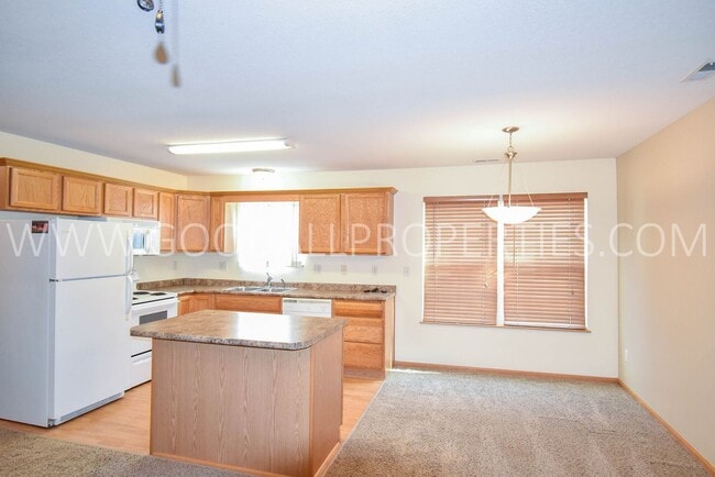 Building Photo - 2 bedroom 2 bath Urbandale Townhouse with a 2-Car attached garage