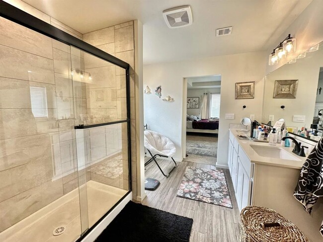 Building Photo - Beautiful 4 Bedroom/3 Bathroom Home