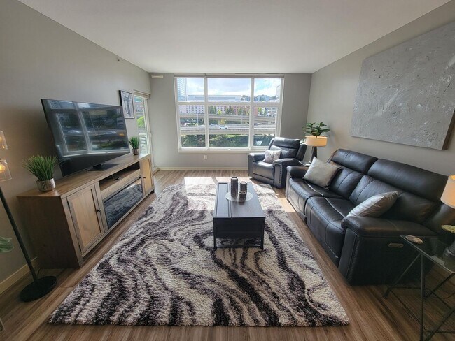 Building Photo - High End Condo Available
