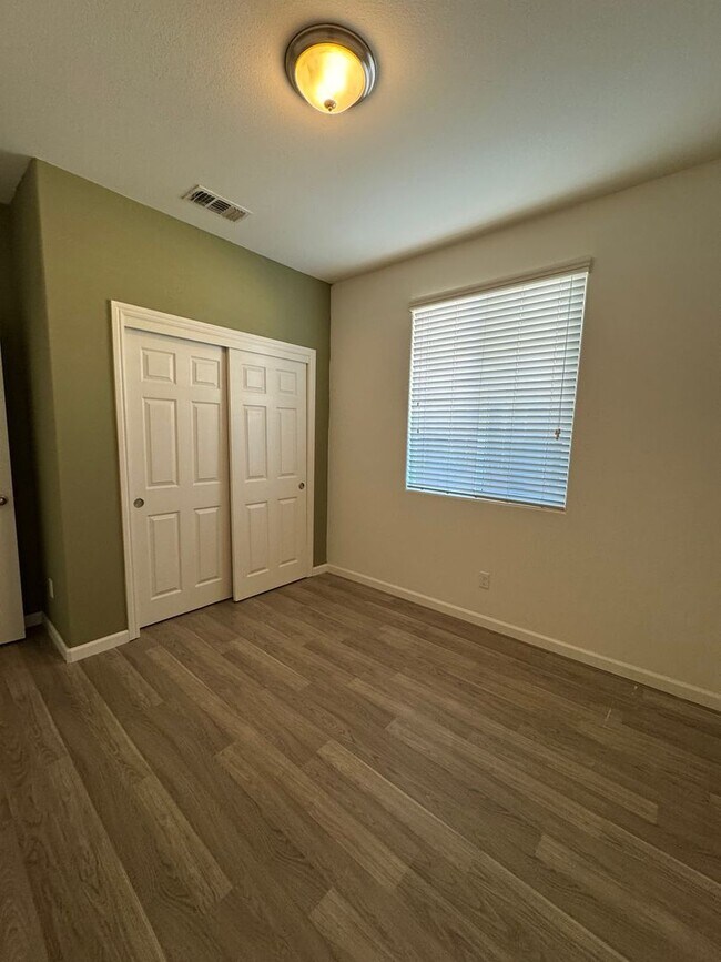 Building Photo - Move-in Ready Clovis Gem!