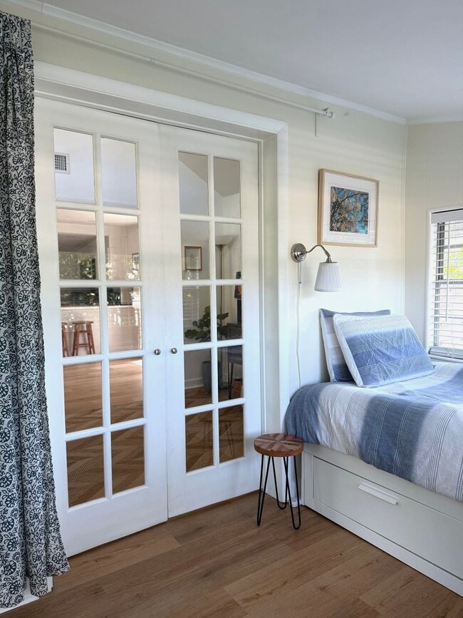 Building Photo - 2 Bedroom 2 Bath Annual Furnished Cottage ...