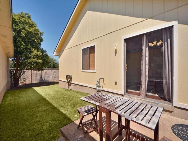 Building Photo - 2213 Margalene Way