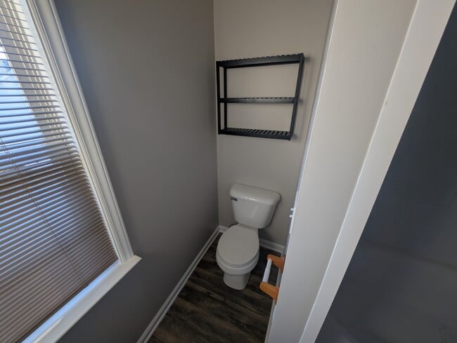 Building Photo - 717 Windsor Dr SE