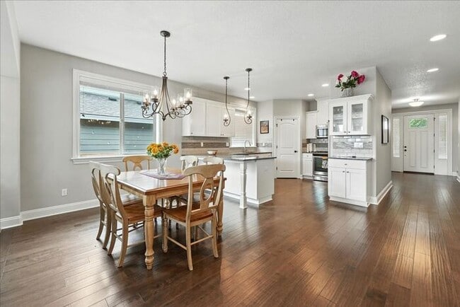 Building Photo - Elegant 3-Bedroom Fully Furnished Home wit...