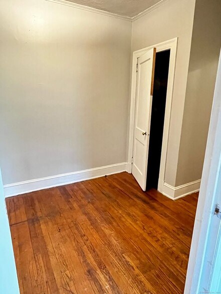 Building Photo - 143 Putnam St