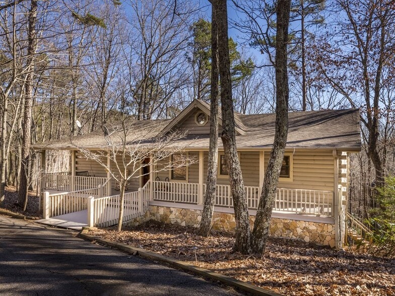 Front of cabin in the winter - 404 Owls Brow