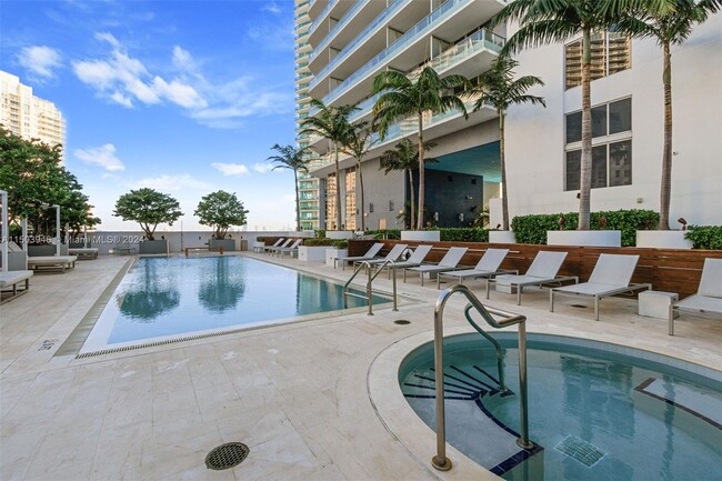 Building Photo - 1300 Brickell Bay Dr