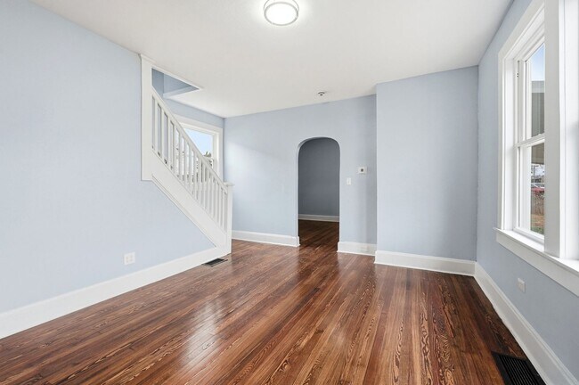 Building Photo - Three Bedroom Home in Hamilton!