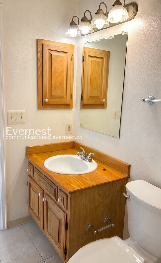 Building Photo - 1 Bed/1 Bath Condo with Garage Parking / Available Now!