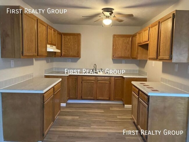 Building Photo - 904 Forest Ave