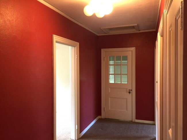Building Photo - Beautiful 2br/1ba Upper Duplex in Desirabl...