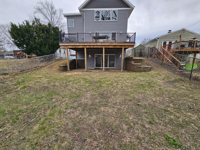 Patio/walk out to fenced back yard - 3134 Hermina St