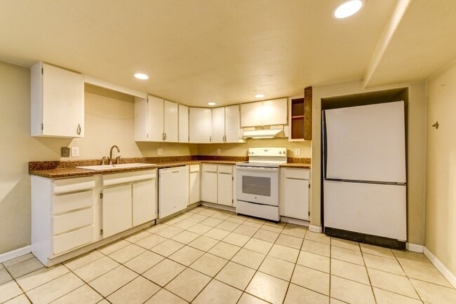 Building Photo - Pre-Lease August 2026; Large 5 Bedroom 3 B...