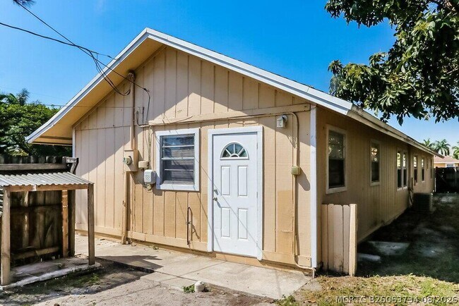 Building Photo - 200 Perry Ave